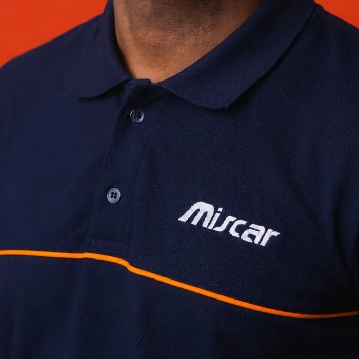 Bordado de logo em uniforme produzido pela Fusion para a Miscar Centro Automotivo